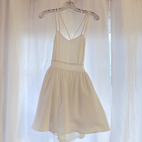 Backless, mini white dress - Picture 1 of 2